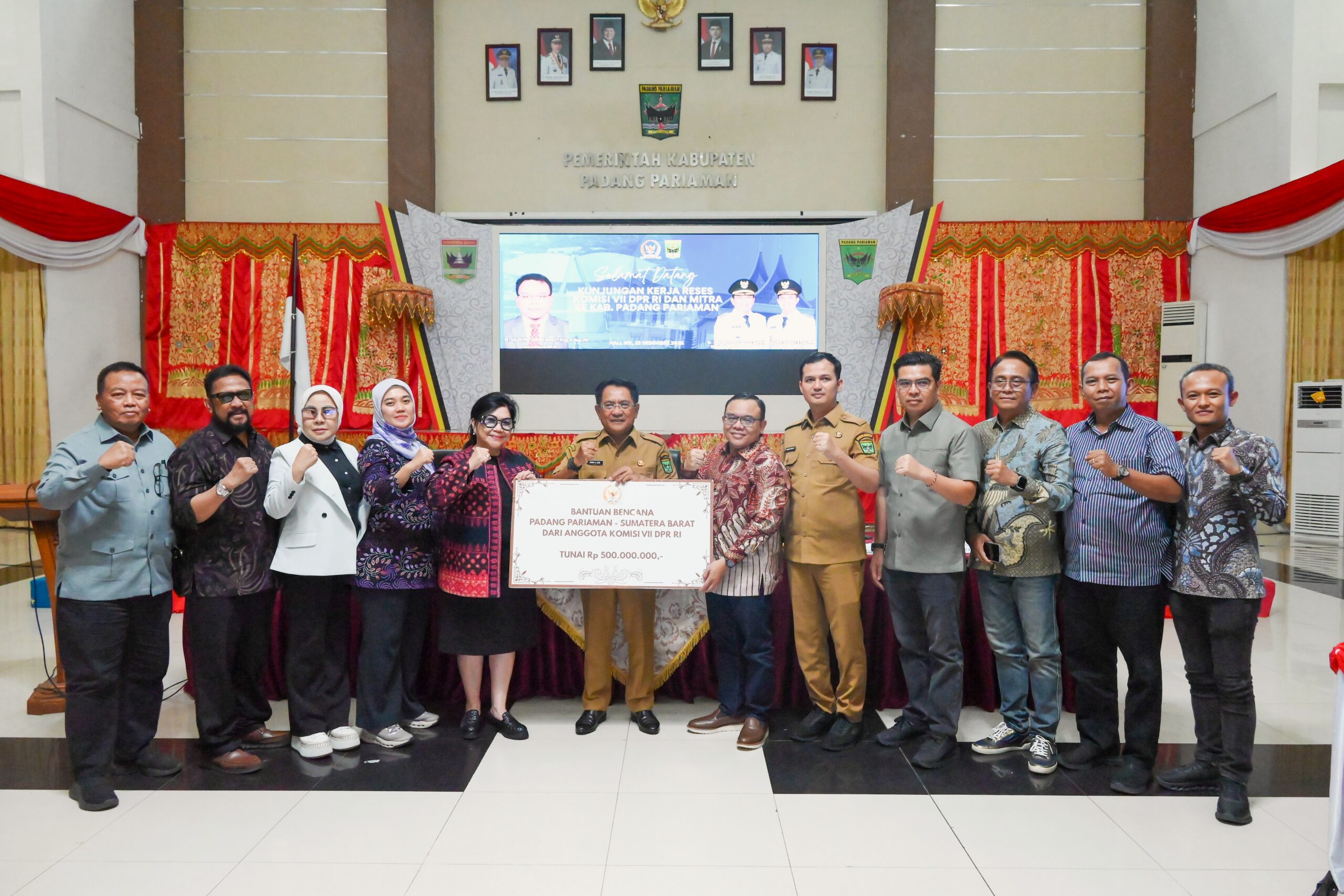 Ketua Komisi VII DPR RI Saleh Partaonan Daulay, didampingi oleh Wakil Ketua Komisi VII DPR RI Evita Nursanty menyalurkan bantuan senilai Rp500 juta bagi para UMKM saat kunres di Kabupaten Padang Pariaman, Subar, Senin (22/12/2025). Foto: Ndy/Karisma.