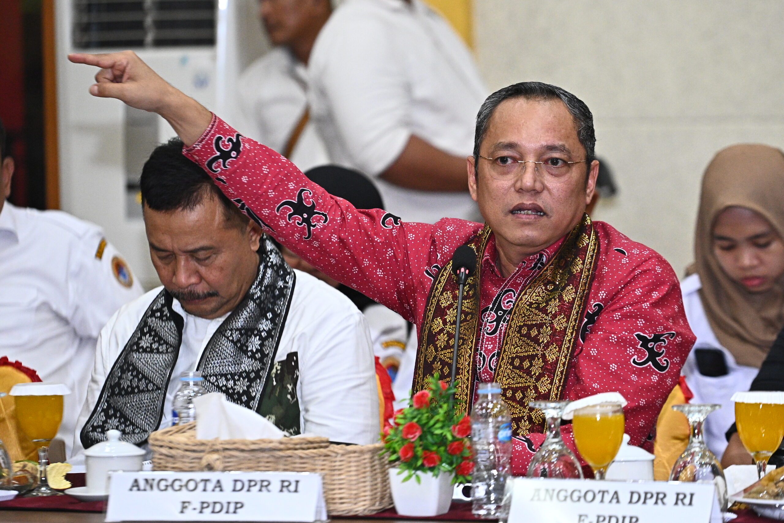 Anggota Komisi II DPR RI, Deddy Yevri Hanteru Sitorus saat kunjungan kerja Panitia Kerja Pengelolaan Perbatasan Wilayah Negara Komisi II DPR RI di Kabupaten Sambas, Provinsi Kalimantan Barat, Rabu (26/11/2025). Foto : Farhan/Andri