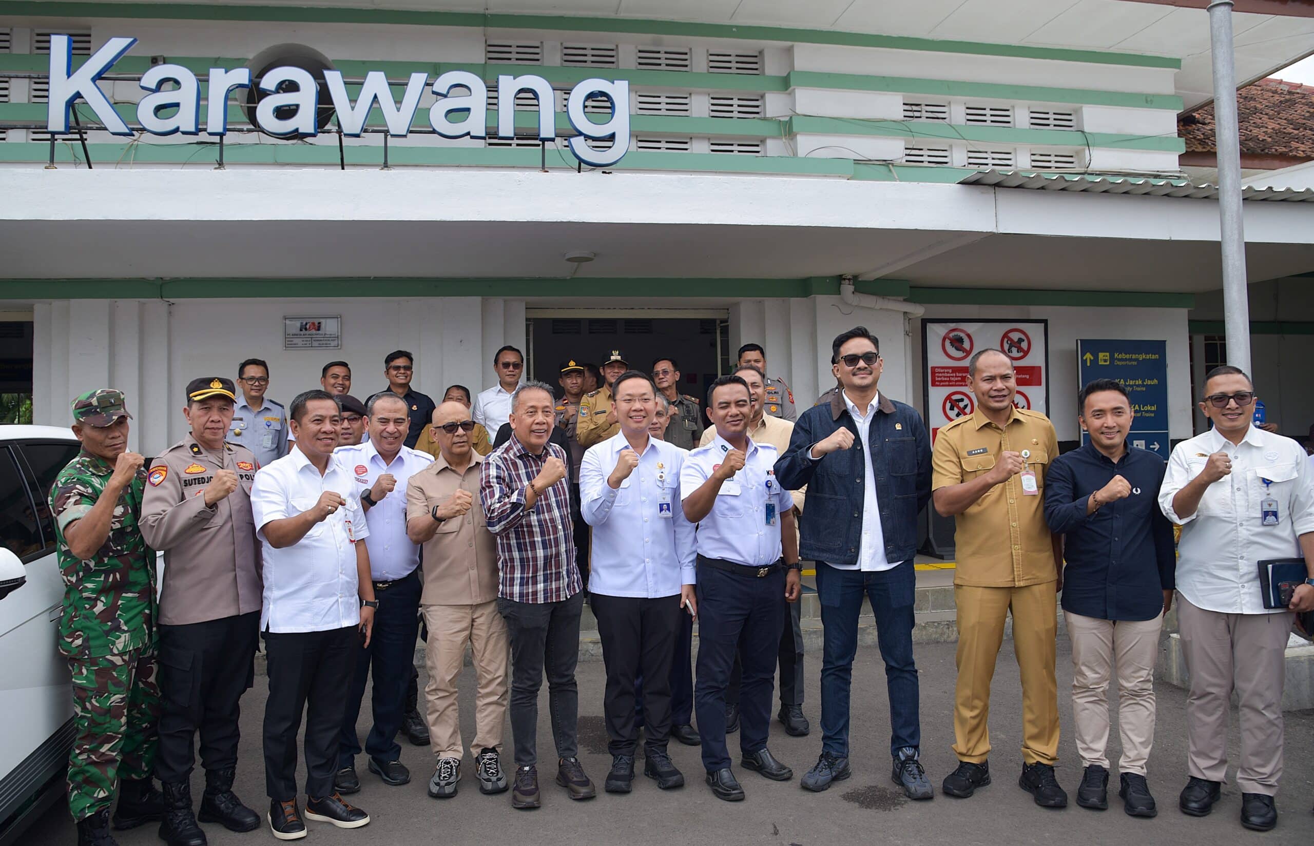 Wakil Ketua DPR RI Saan Mustopa saat Kunjungan Kerja dalam rangka meninjau Stasiun Cikampek, Karawang, Jawa Barat, Selasa (23/12/2025). Foto : Eno/Andri.