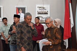 Wakil Ketua Komisi II DPR Aria Bima (kanan) saat memimpin Kunjungan Kerja Spesifik Komisi II DPR RI yang berlangsung di Balai Kota Sukabumi, Jawa Barat, Selasa (2/12/2025). Foto: Rizki/vel.