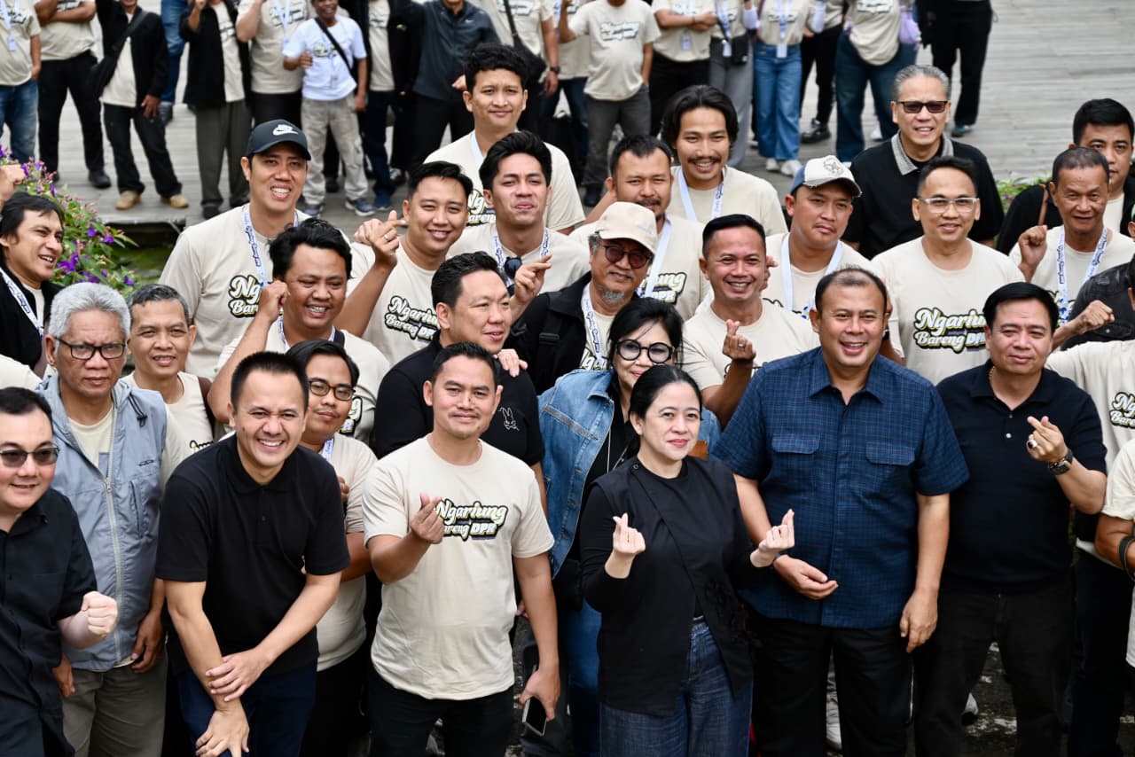Wakil Ketua DPR RI, Cucun Ahmad Syamsurijal, dalam foto bersama usai menghadiri Refleksi Akhir Tahun Jurnalis Koordinatoriat Wartawan Parlemen (KWP) di Kabupaten Bandung, Jumat (5/12/2025). Foto: Adi/vel.