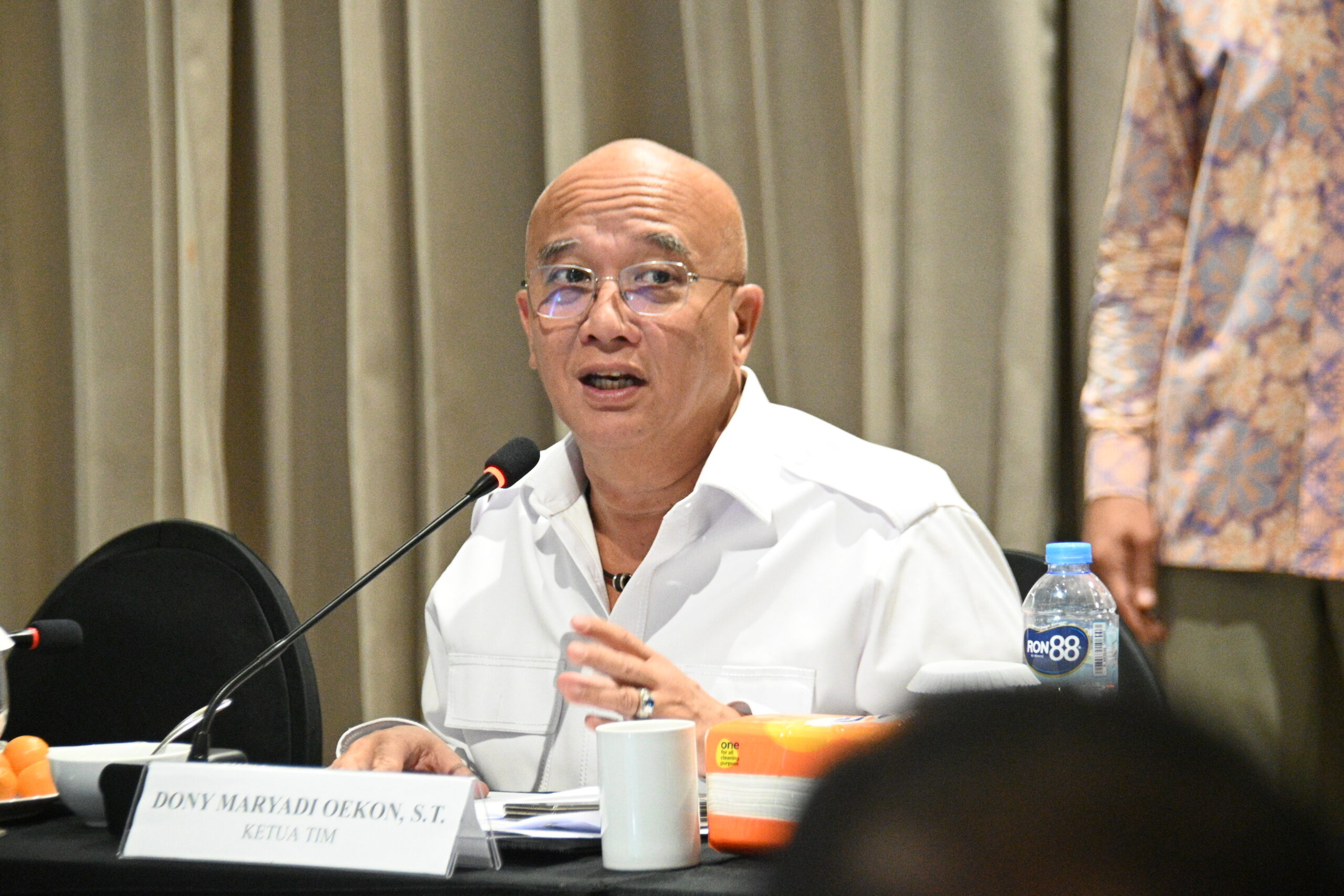 Wakil Ketua Komisi XII DPR RI, Dony Maryadi Oekon, saat memimpin pertemuan dalam rangka pengawasan Komisi XII DPR RI terhadap Pertamina yang dilaksanakan di Bandung, Jawa Barat, Jumat (12/12/2025). Foto: Estu/vel.