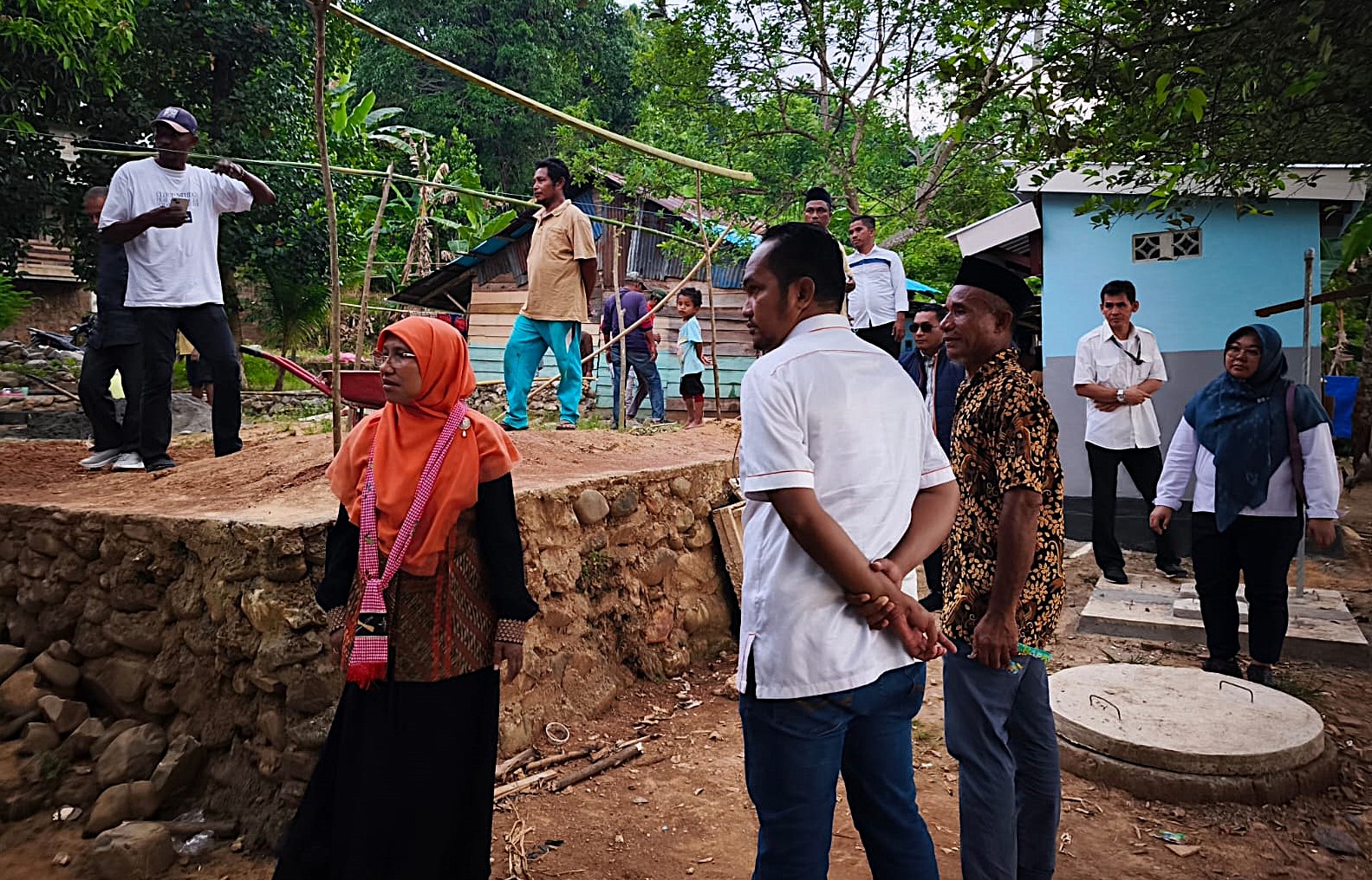 Anggota Komisi V DPR RI Saadiah Uluputty, melakukan kunjungan lapangan ke sejumlah rumah tidak layak huni (RTLH) di Kota Masohi, Kabupaten Maluku Tengah, Maluku, Senin (15/12/2025). Foto : Ist/Andri.