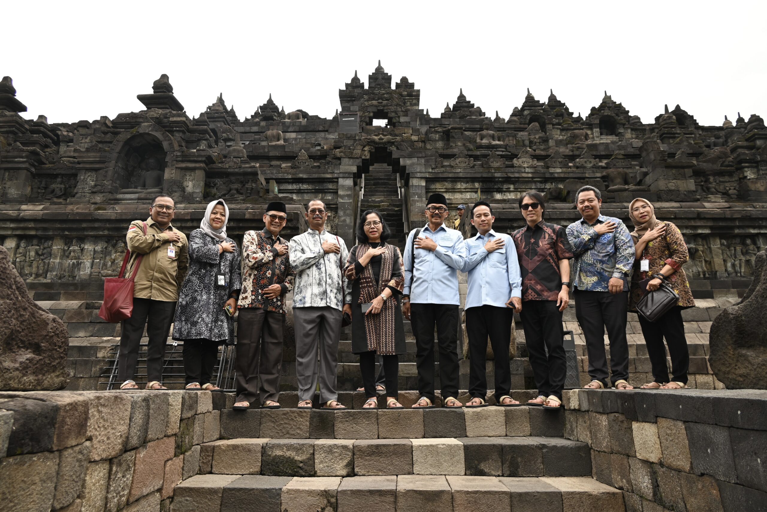 Anggota Komisi X DPR RI, Agung Widyantoro saat mengikuti kunjungan kerja spesifik Komisi X DPR RI ke Candi Borobudur, Magelang, Jawa Tengah, Kamis (27/11/2025). Foto : Ysm/Andri