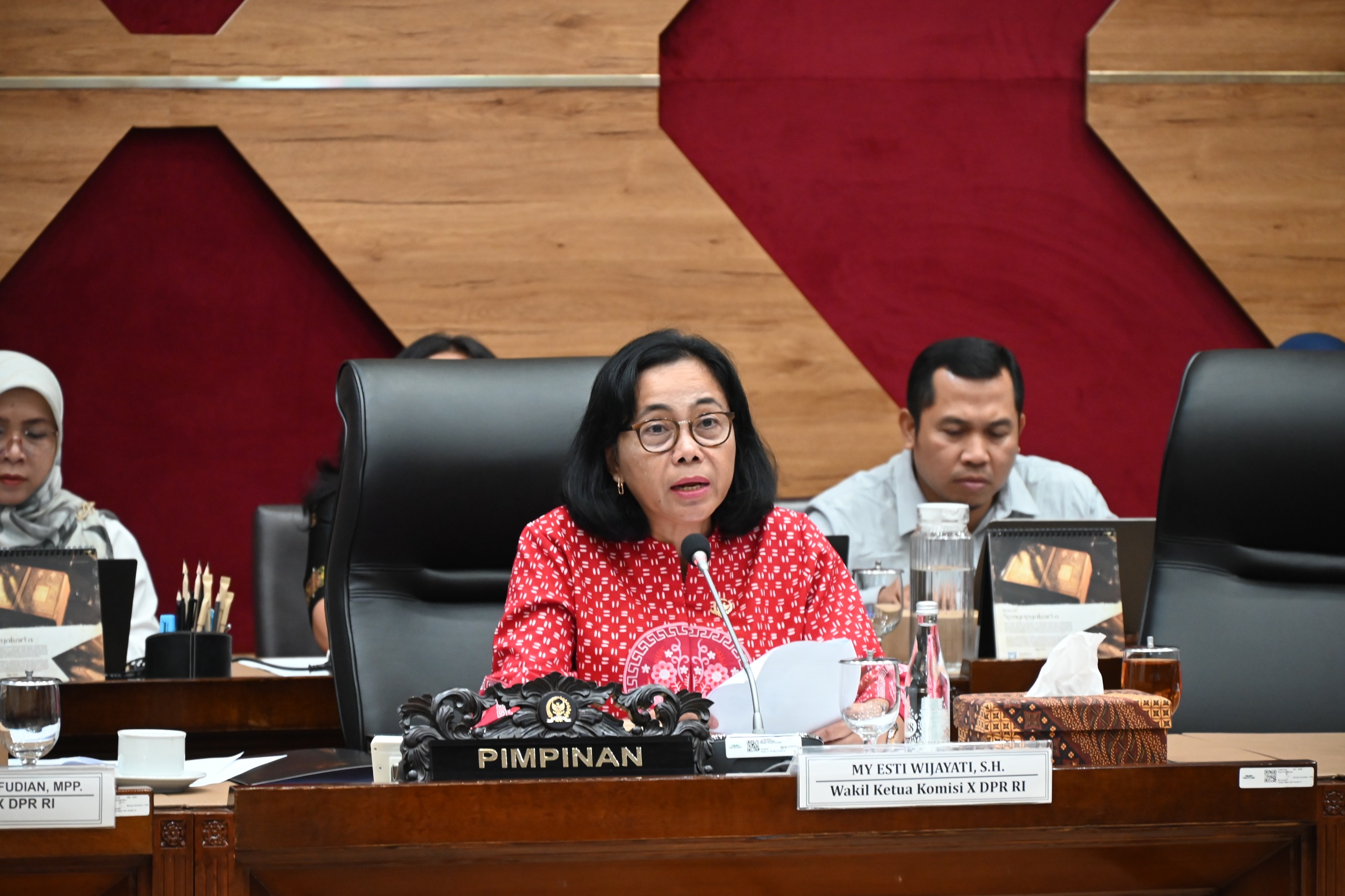 Wakil Ketua Komisi X DPR RI Maria Yohana Esti Wijayati saat memimpin Rapat Kerja Komisi X DPR RI dengan Mendiktisaintek RI di Gedung DPR RI, Senayan, Jakarta, Senin (8/12/2025). Foto: Mares/vel.