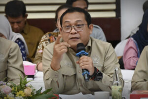 Anggota Komisi IV DPR RI Sonny T. Danaparamita saat mengikuti pertemuan kunjungan kerja reses ke Pusat Penelitian Perkebunan Gula Indonesia (P3GI) di Kota Pasuruan, Jawa Timur. Foto: Mario/vel.