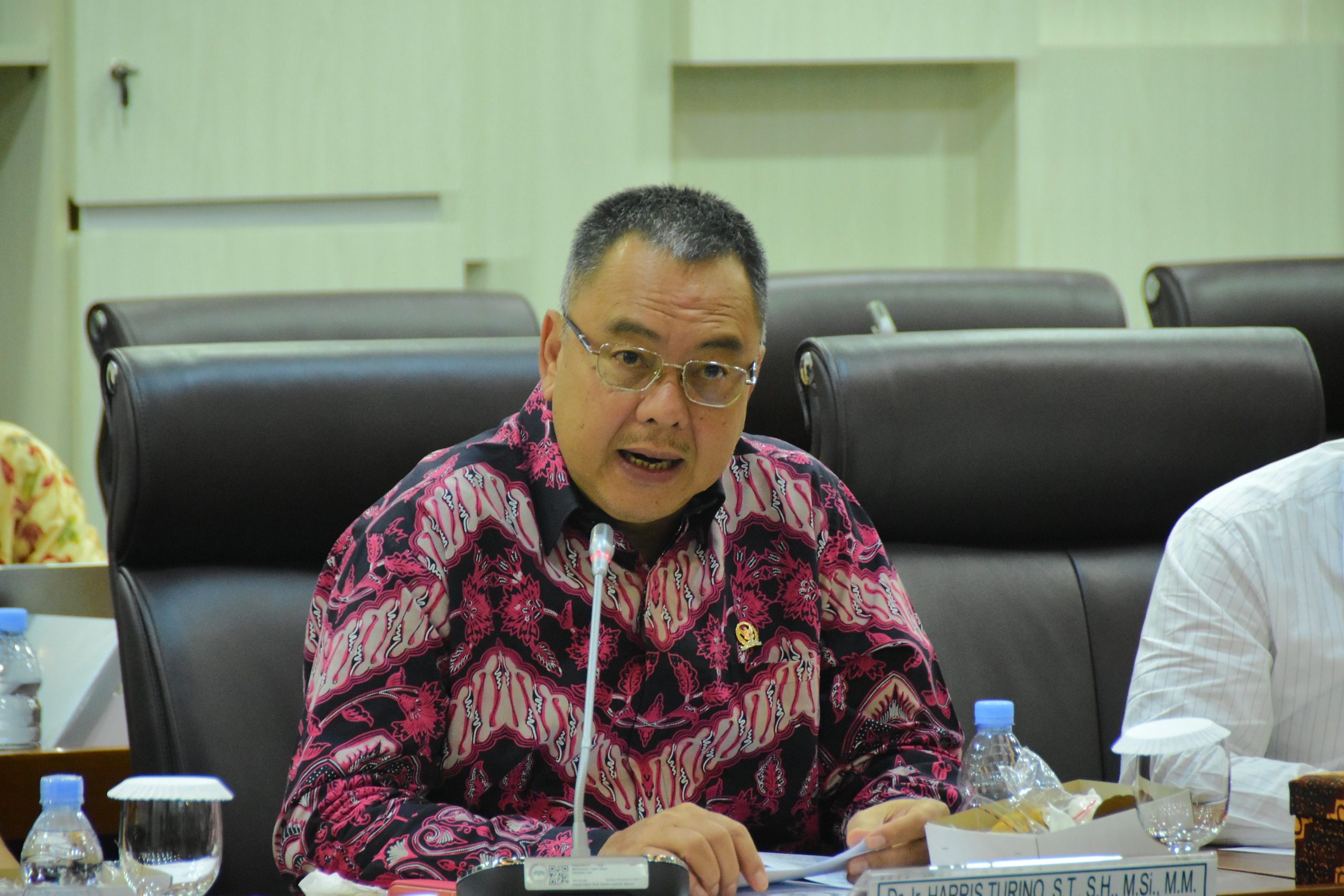 Anggota BAM DPR RI Harris Turino dalam RDPU menerima Aliansi Merah Putih, ADAPI, serta perwakilan masyarakat dari Kabupaten Malaka, NTT, membahas polemik pengangkatan P3K menjadi PNS, di Gedung DPR RI, Jakarta, Rabu (26/11/2025). Foto : Septa/Andri