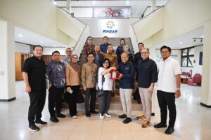 Wakil Ketua Komisi VII DPR RI Evita Nursanty saat foto bersama usai kunjungan kerja Komisi VII DPR RI ke PT Pindad, Bandung, Jawa Barat, Kamis (4/12/2025). Foto : Galuh/Han.