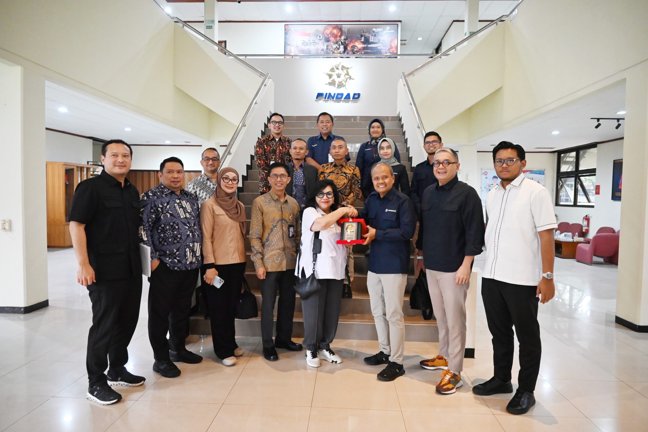 Wakil Ketua Komisi VII DPR RI Evita Nursanty saat foto bersama usai kunjungan kerja Komisi VII DPR RI ke PT Pindad, Bandung, Jawa Barat, Kamis (4/12/2025). Foto : Galuh/Han.