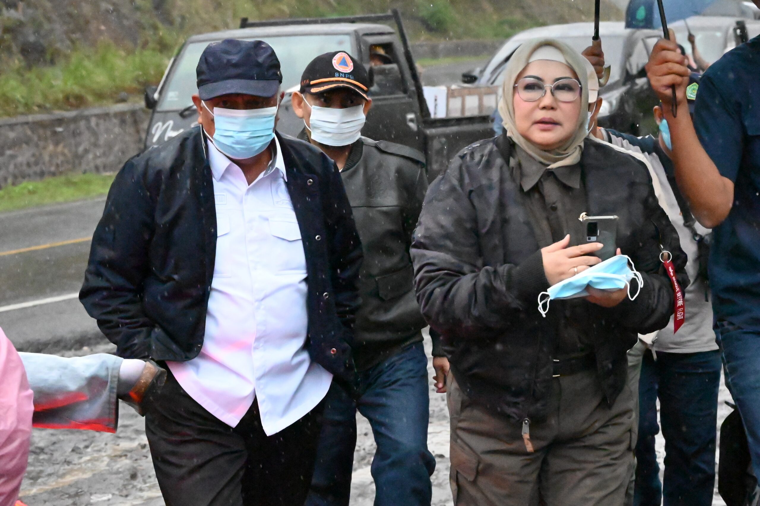 Anggota Komisi VIII DPR RI, Ina Ammania (kanan) saat meninjau langsung kondisi lahar dingin yang tengah melanda wilayah Dusun Kamar Kajang, Desa Sumber Wuluh, Kecamatan Candipuro, Kabupaten Lumajang, Sabtu (06/12/2025). Foto: Yoga/vel.