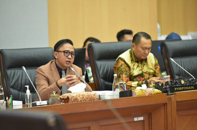 Wakil Ketua Komisi XII DPR RI Bambang Haryadi saat Rapat Dengar Pendapat Komisi XII DPR bersama Dirjen Mineral dan Batubara (Minerba) Kementerian ESDM di Gedung Nusantara I, Senayan, Jakarta, Senin (8/12/2025). Foto: Oji/vel.