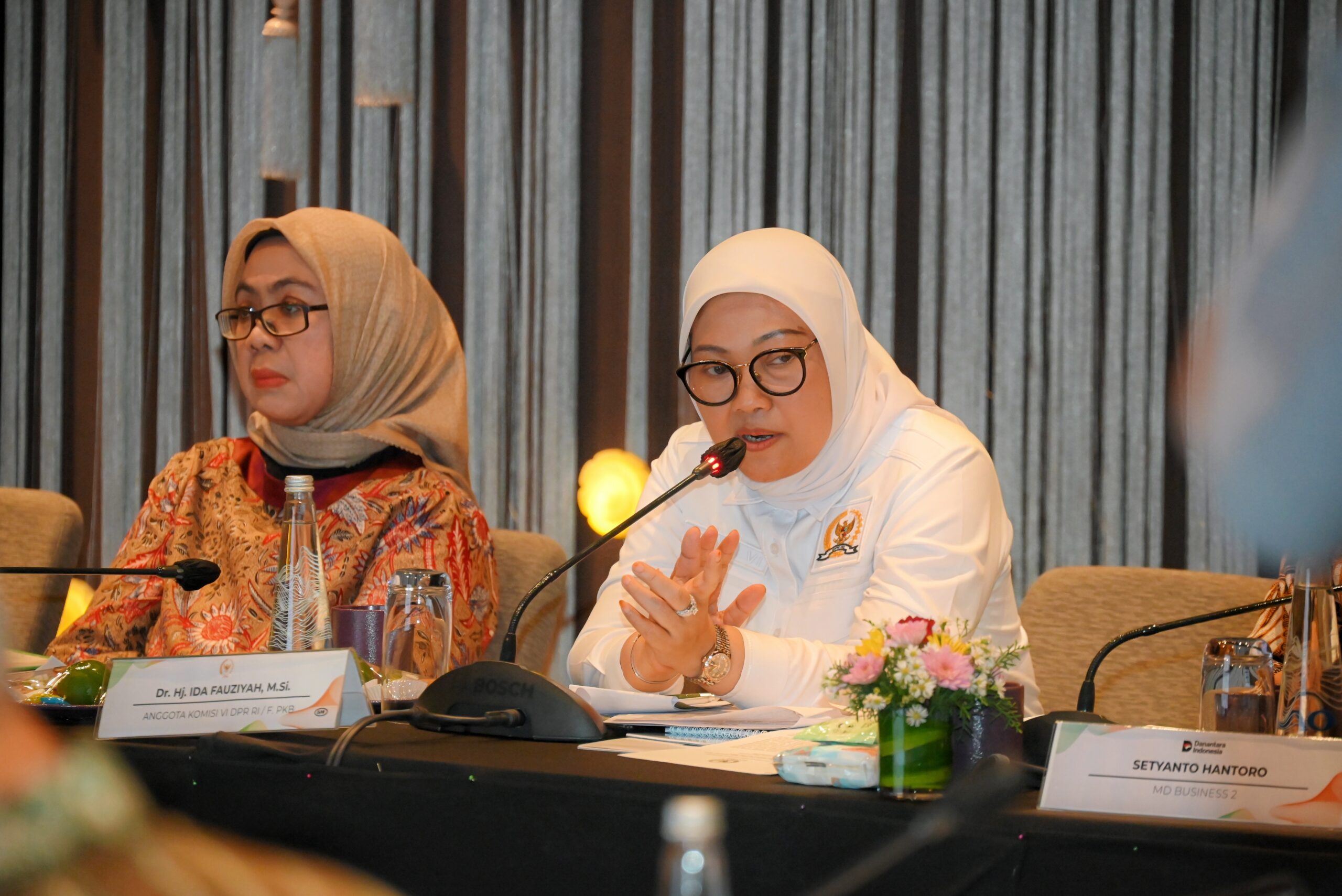 Anggota Komisi VI DPR RI Ida Fauziah saat mengikuti pertemuan dengan Mendag, Bulog, ID FOOD, dan Danantara di Denpasar, Jumat (6/12/2025). Foto: Tari/vel.