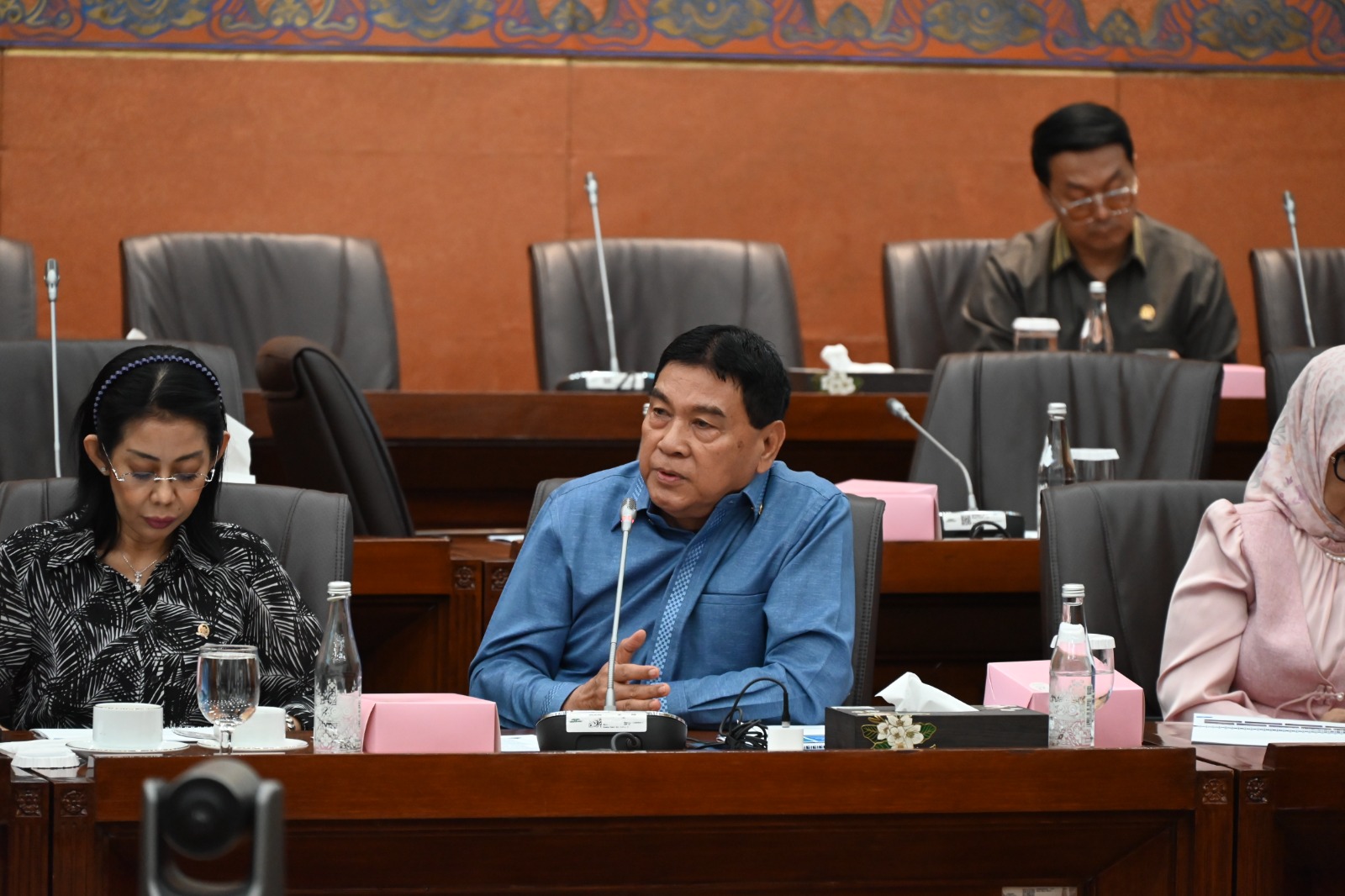 Anggota Komisi VI DPR RI Achmad saat mengikuti Rapat Dengar Pendapat Komisi VI bersama Direktur Utama PT Garuda Indonesia di Gedung Nusantara I, Senin (1/12/2025). Foto: Mahendra/vel.