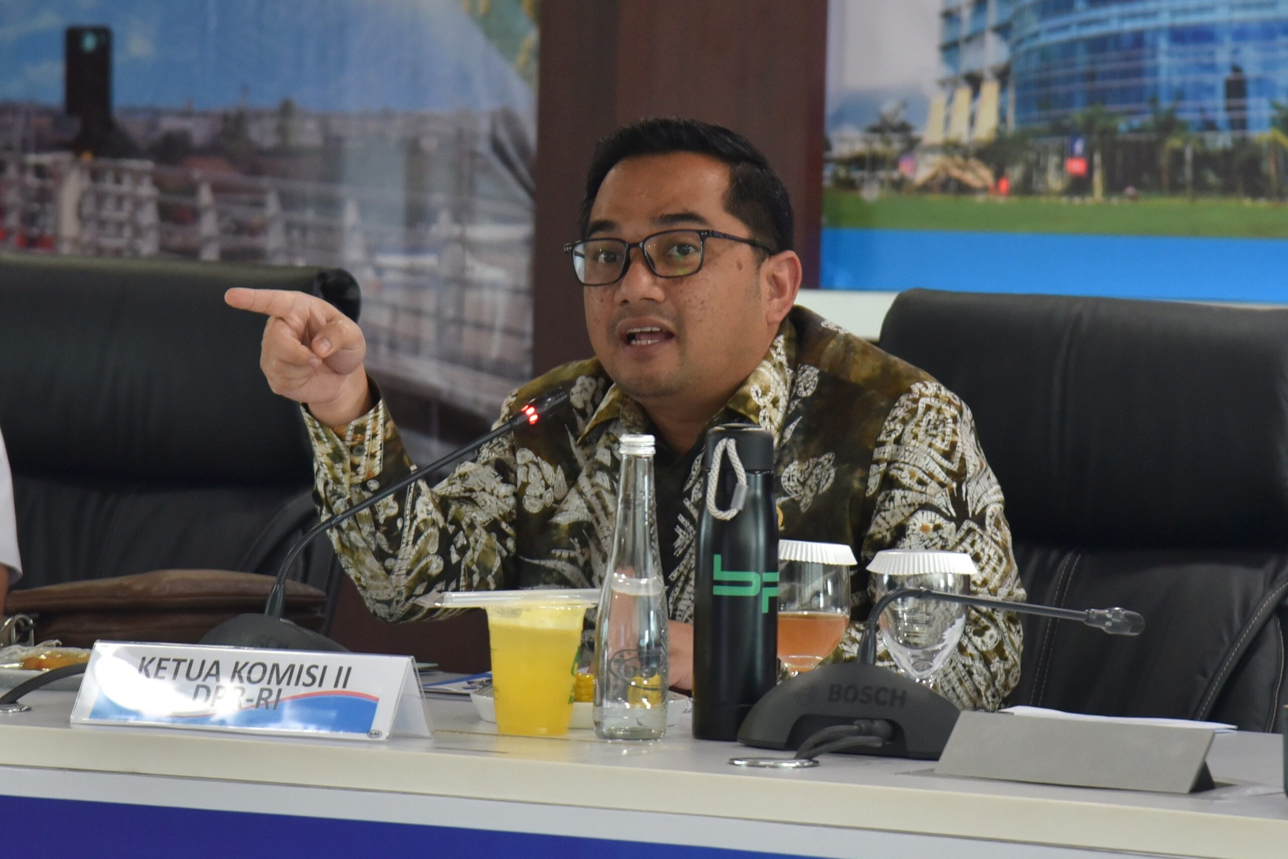 Ketua Komisi II DPR RI, M. Rifqinizamy Karsayuda saat Kunjungan Kerja Komisi II DPR RI ke Bank Sumsel Babel dalam rangka pengawasan BUMD sektor perbankan, di Palembang, Sumatera Selatan, Rabu (10/11/2025). Foto: Gys/Arifman.