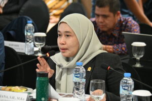 Anggota Komisi XII DPR RI, Dewi Yustisiana saat mengikuti pertemuan Komisi XII bersama PT PLN (Persero), PT Pertamina (Persero), dan Kementerian Energi dan Sumber Daya Mineral (ESDM) di Bandung, Jawa Barat, Jumat (12/12/25). Foto: Estu/vel.