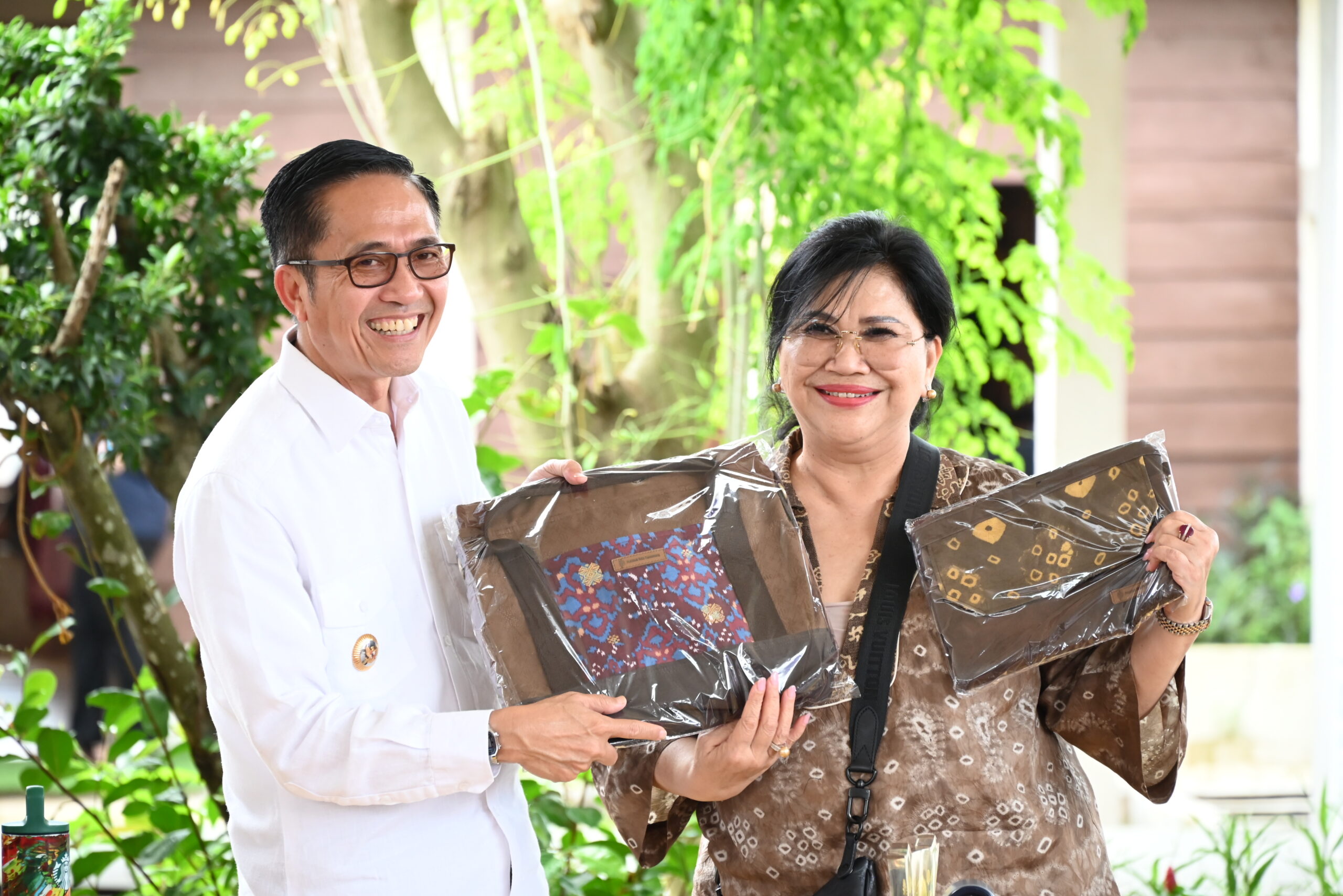 Wakil Ketua Komisi VII DPR RI, Evita Nursanty, saat kunjungan ke Griya Songket Tuan Kentang, Palembang, Sumatera Selatan, Selasa (2/12/2025). Foto: Yoga/vel.