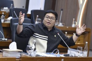 Anggota Baleg DPR RI Kawendra Lukistian dalam RDPU bersama LMKN dalam rangka harmonisasi RUU tentang Perubahan Undang-Undang Nomor 28 Tahun 2014 mengenai Hak Cipta di Gedung Nusantara I, DPR RI, Senayan, Jakarta, Kamis (27/11/2025). Foto : Mu/Andri