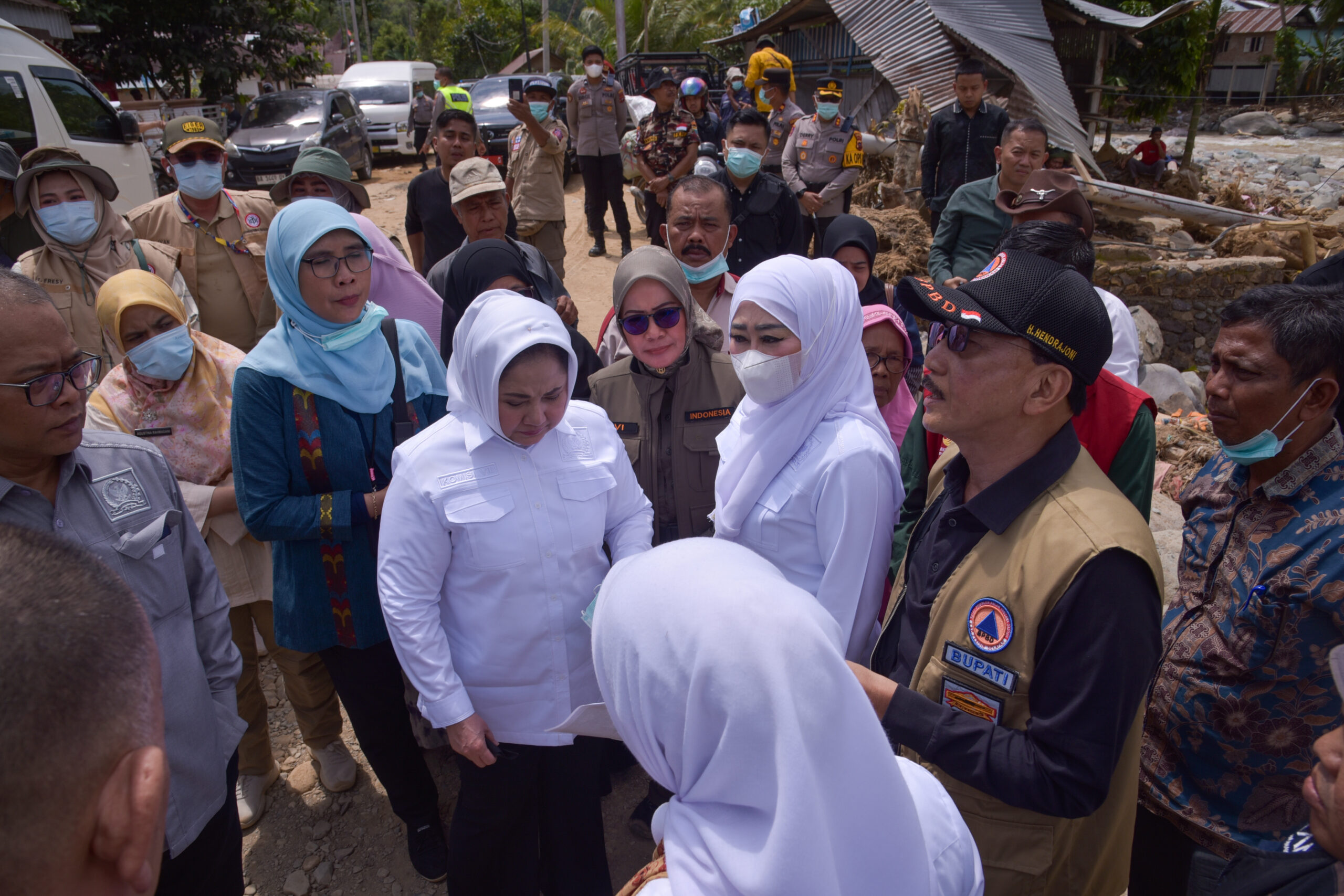 Ketua Tim Kunjungan Spesifik (Kunspek) Komisi VIII DPR RI, Lisda Hendrajoni, bersama tim saat meninjau lokasi bencana, Sabtu (6/12/2025). Foto: Eno/vel.
