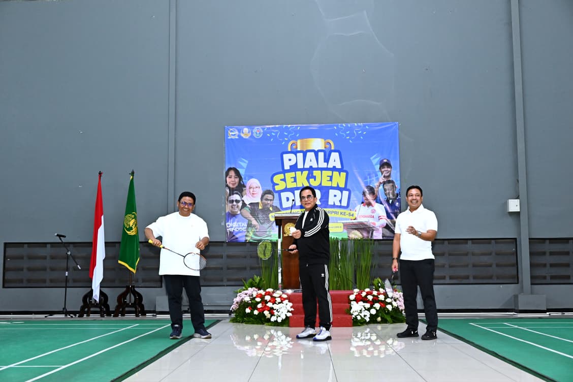 Sekretaris Jenderal DPR RI Indra Iskandar resmi membuka Piala Sekjen DPR 2025 di Sport Center, Kompleks Parlemen, Senayan, Jakarta, Rabu (3/12/2025). Foto: Runi/vel.