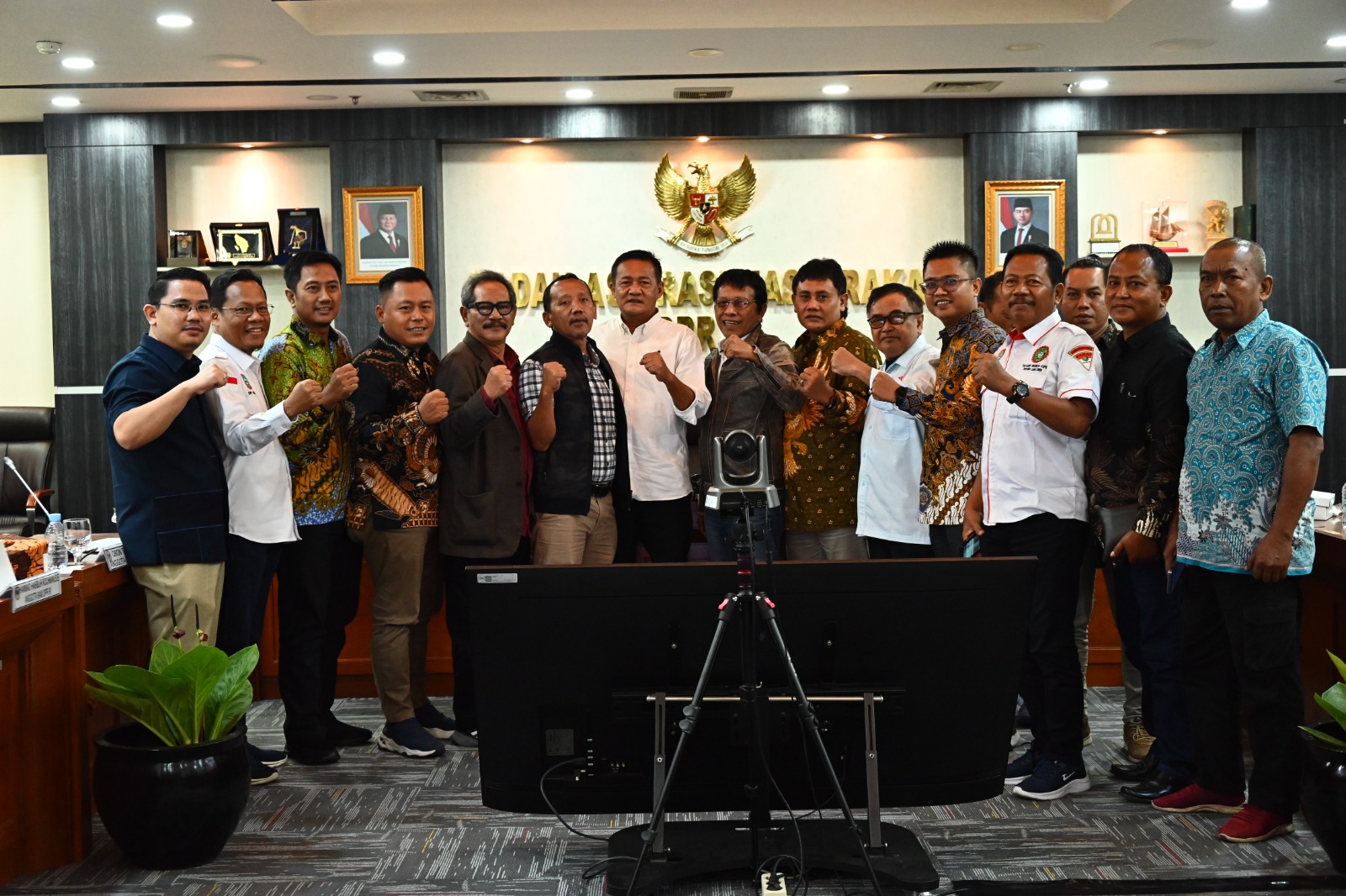 Anggota BAM DPR RI Habibur Rochman berfoto bersama usai RDPU bersama Gerakan Serikat Pekerja Jawa Timur (GASPER) untuk menyerap aspirasi terkait ketenagakerjaan di Gedung Nusantara II, DPR RI, Senayan, Jakarta, Kamis (04/12/2025). Foto: Runi/vel.