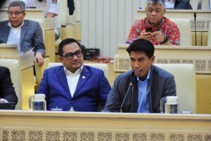 Wakil Ketua Komisi II DPR RI, Bahtra Banong, saat Konferensi Pers Komisi II DPR RI bersama Para Mitra kerja Komisi II DPR RI, di ruang rapat Komisi II DPR RI, Senayan, Jakarta, Senin (8/12/2025). Foto: Sari/vel.