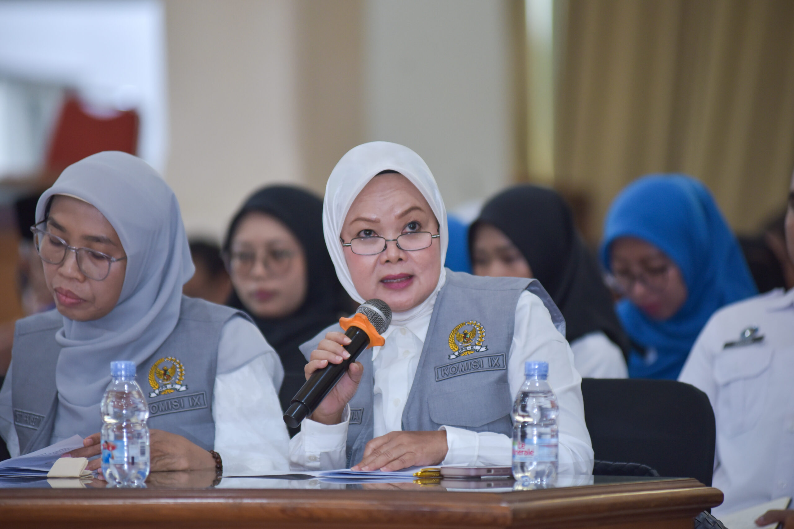 Anggota Komisi IX DPR RI Sri Meliyana saat mengikuti RDP Komisi IX bersama Pemerintah Kabupaten Cirebon di Kantor Bupati Cirebon, Jawa Barat, Senin (1/12/2025). Foto: Eno/vel.