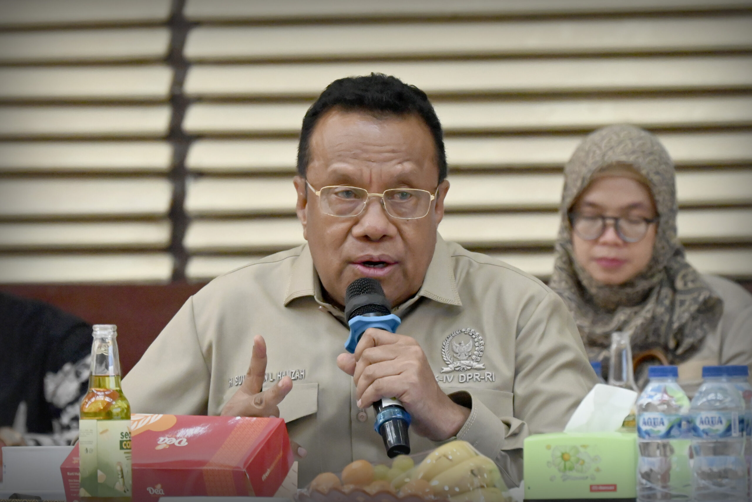 Anggota Komisi IV DPR RI, Sulaeman L. Hamzah saat kunjungan kerja reses Komisi IV DPR RI ke Kebun Raya Mangrove Surabaya, Jawa Timur, Kamis (11/12/2025). Foto : Mar/Andri.