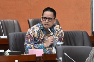 Anggota Komisi VI DPR RI, Firnando H. Ganinduto, saat mengikuti RDPU Komisi VI bersama Asosiasi Pedagang Baju Bekas dan Beberapa Asosiasi Lainnya di Gedung Nusantara I, DPR RI, Senayan, Jakarta, Selasa (2/12/2025). Foto: Mahendra/vel.
