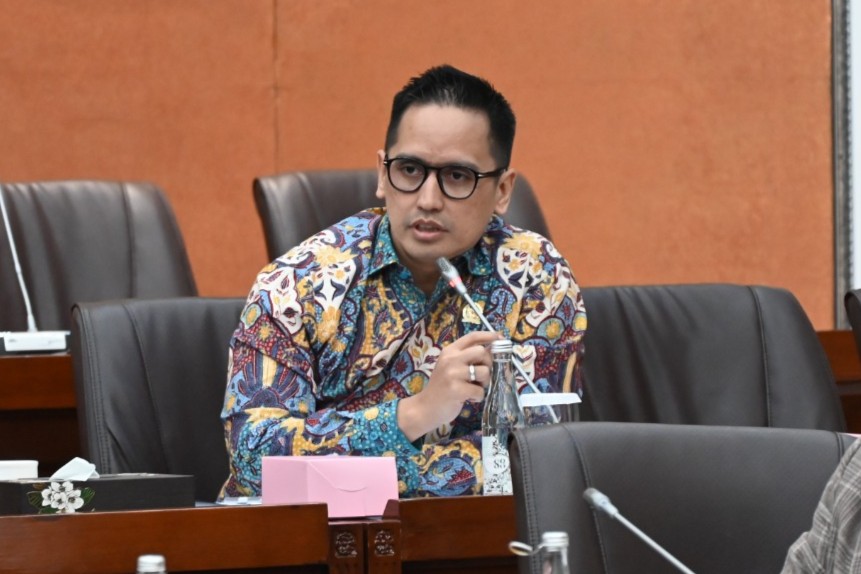 Anggota Komisi VI DPR RI, Firnando H. Ganinduto, saat mengikuti RDPU Komisi VI bersama Asosiasi Pedagang Baju Bekas dan Beberapa Asosiasi Lainnya di Gedung Nusantara I, DPR RI, Senayan, Jakarta, Selasa (2/12/2025). Foto: Mahendra/vel.