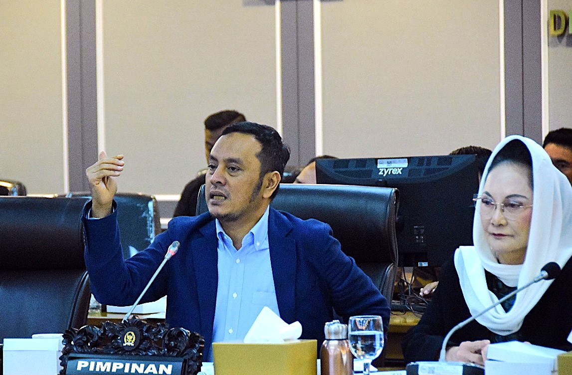 Ketua Komisi XIII DPR RI, Willy Aditya saat memimpin RDP dengan Dirjen AHU Kementerian Hukum, Dirjen Imigrasi Kementerian Imigrasi dan Pemasyarakatan, Kemensetneg, dan RDPU dengan HAKAN, APAB di DPR, Jakarta, Kamis (27/11/2025). Foto : Sari/Andri