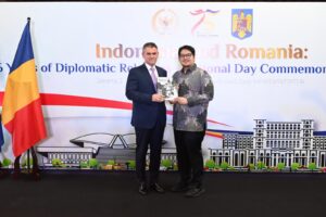 Wakil Ketua BKSAP DPR RI Ravindra Airlangga usai membuka Pameran Foto 75 Anniversary of Indonesia - Romania Diplomatic Relations bersama Dubes Rumania Dan Adrian Balanescu di Nusantara IV. Foto: Mahendra/vel.