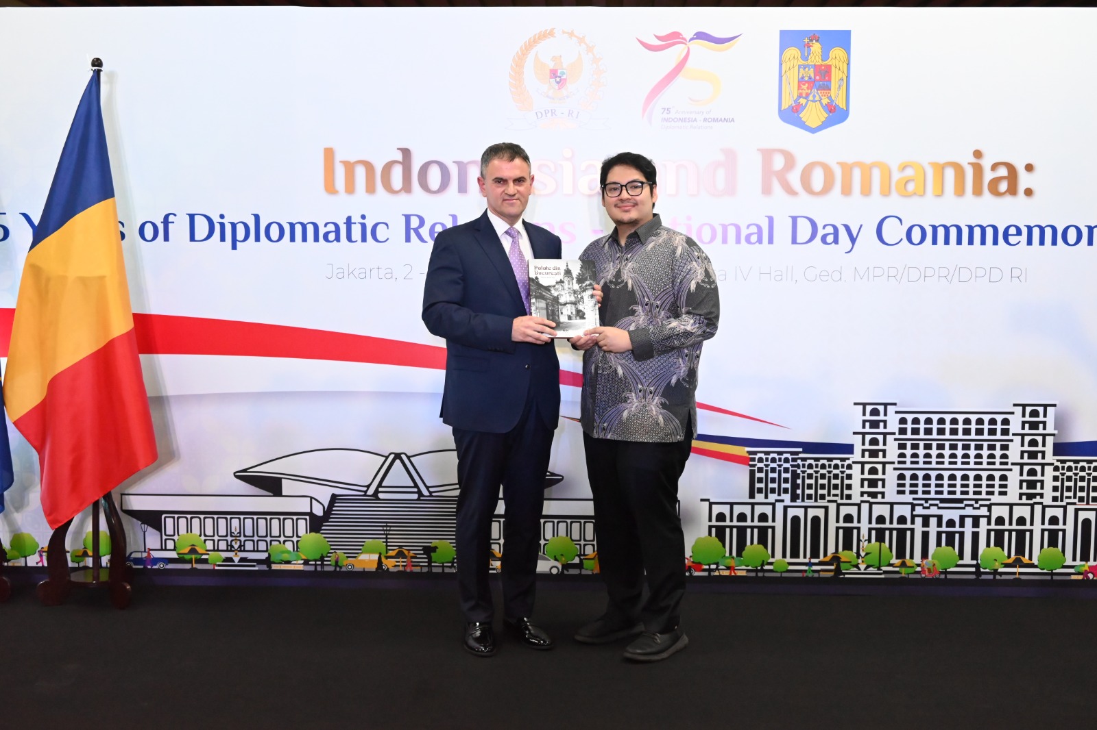 Wakil Ketua BKSAP DPR RI Ravindra Airlangga usai membuka Pameran Foto 75 Anniversary of Indonesia - Romania Diplomatic Relations bersama Dubes Rumania Dan Adrian Balanescu di Nusantara IV. Foto: Mahendra/vel.