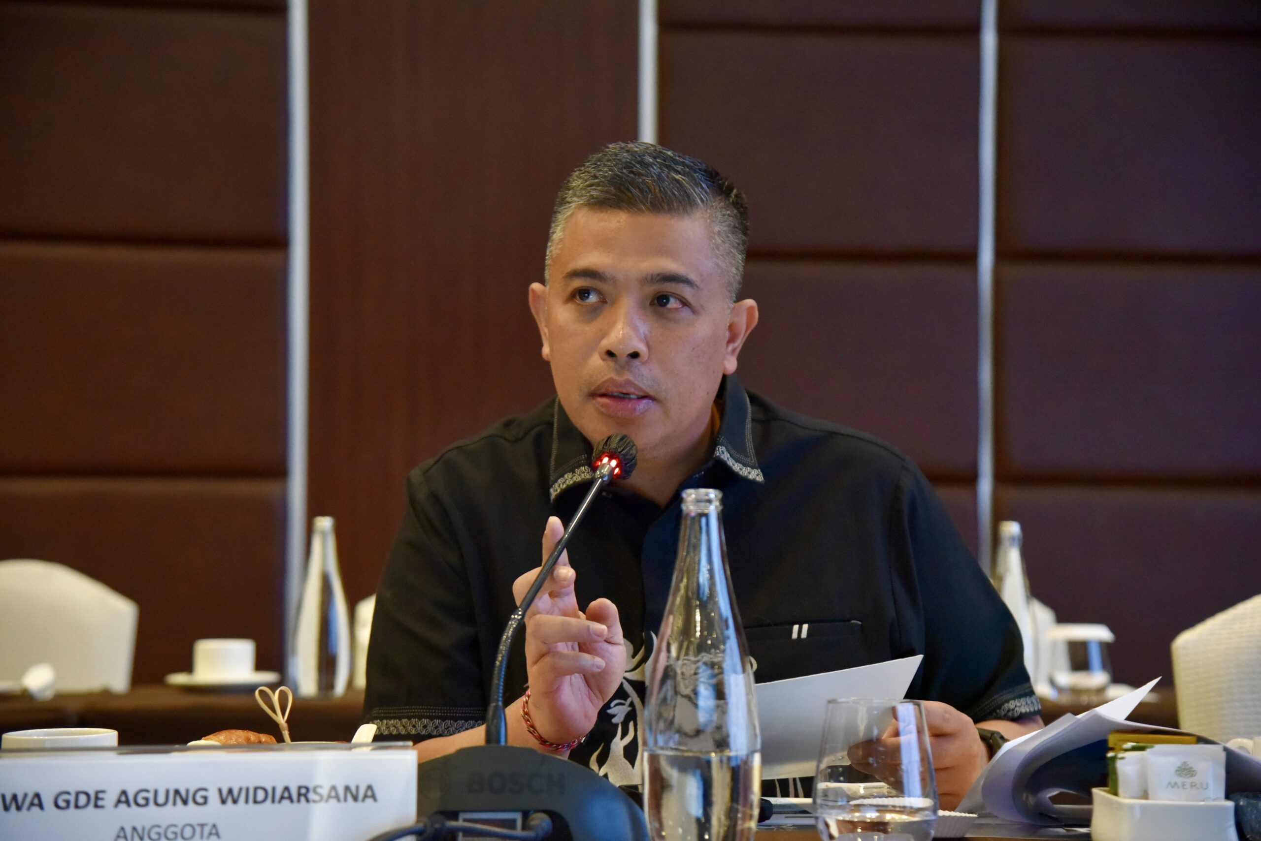 Anggota Komisi XI DPR RI, I Dewa Gde Agung Widiarsana, saat mengikuti rapat kerja spesifik Komisi XI dengan PT Pertamina Patra Niaga dan PT Pertamina (Persero) di Nusa Dua, Sabtu (6/12/2025). Foto: Bunga/vel.