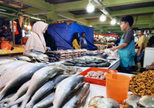 Suasana Interaksi antara pedagang dan pembeli di sebuah pasar tradisional. Foto: We/Karisma.