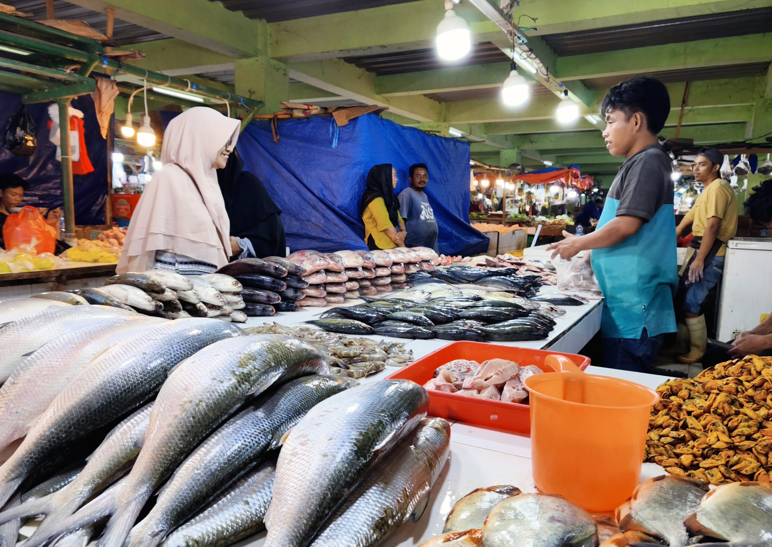 Suasana Interaksi antara pedagang dan pembeli di sebuah pasar tradisional. Foto: We/Karisma.