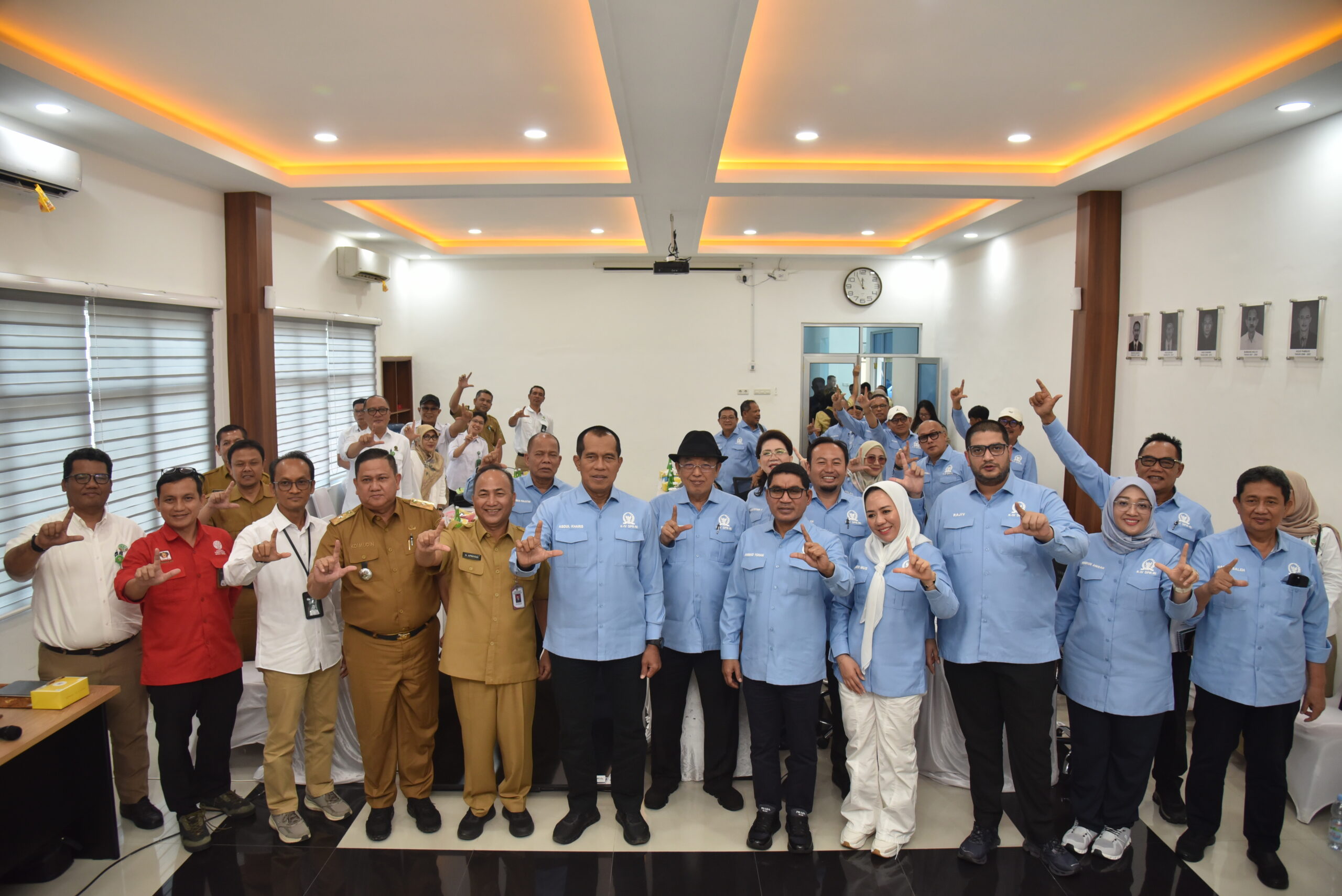 Anggota Komisi IV DPR RI, Sturman Panjaitan saat mengikuti rapat Kunjungan Kerja Panja RUU Kehutanan Komisi IV DPR RI di Kantor BPKH II Palembang, Kota Palembang, Provinsi Sumatera Selatan, Selasa (02/12/2025). Foto : Aas/Andri.