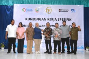 Wakil Ketua Komisi VII DPR RI, Chusnunia Chalim saat foto bersama usai memimpin rapat dengan jajaran manajemen PT IKI, Asosiasi Industri Galangan Kapal, serta perwakilan Kementerian Perindustrian RI, di Makassar, Sulsel, Kamis (4/12/2025). Foto : Ayu/Han.