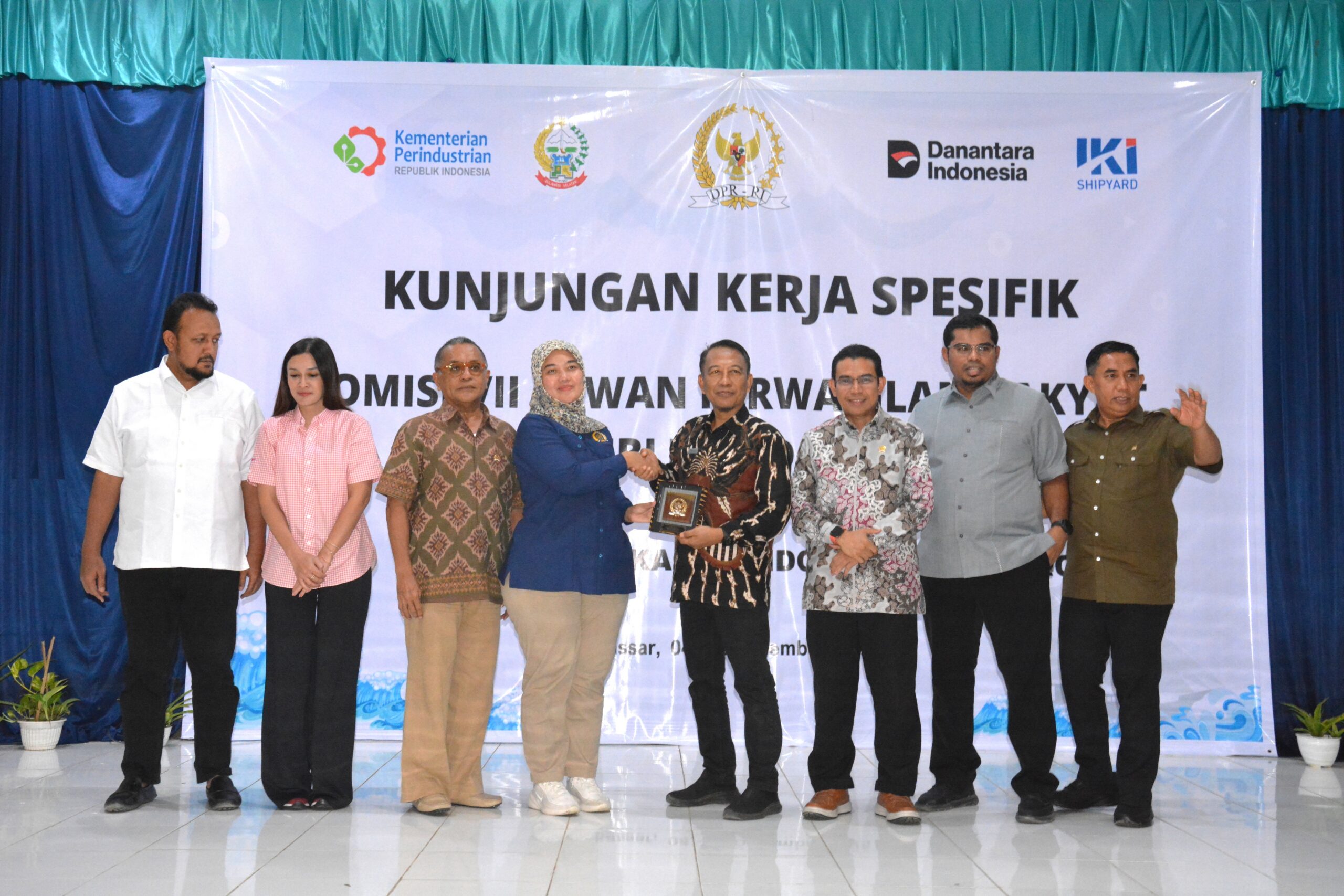 Wakil Ketua Komisi VII DPR RI, Chusnunia Chalim saat foto bersama usai memimpin rapat dengan jajaran manajemen PT IKI, Asosiasi Industri Galangan Kapal, serta perwakilan Kementerian Perindustrian RI, di Makassar, Sulsel, Kamis (4/12/2025). Foto : Ayu/Han.