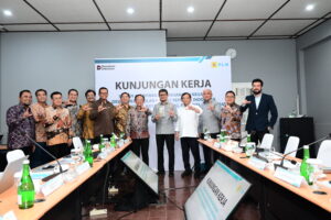 Tim Kunjungan Kerja BAKN DPR RI berfoto bersama usai pertemuan dengan PT PLN dalam rangka Penelaahan Hasil Pemeriksaan BPK RI terhadap PLN di Kantor PLN,Kota Bandung, Profinsi Jawa Barat, Senin (8/12/2026). Foto: Runi/vel.