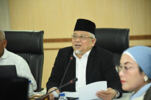Wakil Ketua Komisi VIII DPR Ansory Siregar saat memimpin Tim Kunspek Komisi VIII DPR menyerahkan bantuan ke Pemprov Sumut di Medan, Sabtu (6/12/2025). Foto: Jaka/vel.