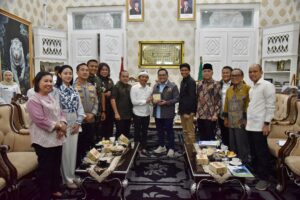 Ketua Komisi II DPR RI, Rifqinizamy Karsayuda, saat bertukar cinderamata usai pertemuan kunjungan kerja spesifik ke Kabupaten Purwakarta, Selasa (2/12/2025). Foto: Bunga/vel.