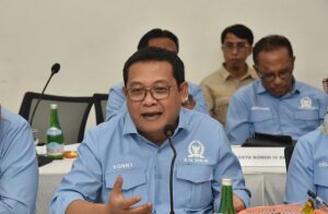 Anggota Komisi IV DPR RI, Sonny T. Danaparamita saat mengikuti rapat Kunjungan Kerja Panja RUU Kehutanan Komisi IV DPR RI di Kantor BPKH II Palembang, Kota Palembang, Provinsi Sumatera Selatan, Selasa (02/12/2025). Foto : aas/andri.