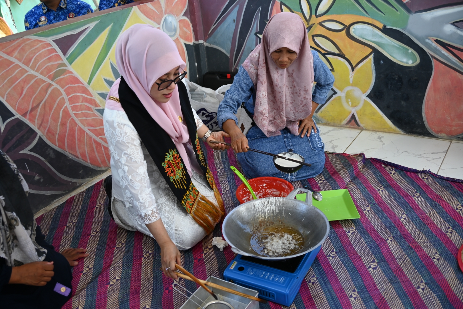 Anggota Komisi XIII DPR RI, Meity Rahmatia saat mengunjungi Gampong Wisata Nusa, di Kecamatan Lhoknga, Aceh Besar, Senin (1/12/2025). Foto: Wilga/vel.