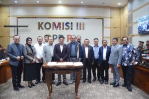 Pimpinan serta Anggota Komisi III DPR RI bersama Wakil Menteri Hukum dan HAM serta perwakilan pemerintah usai penandatanganan persetujuan RUU Penyesuaian Pidana untuk dibawa Rapat Paripurna di Kompleks Parlemen, Selasa (2/12/2025). Foto: Arief/vel.