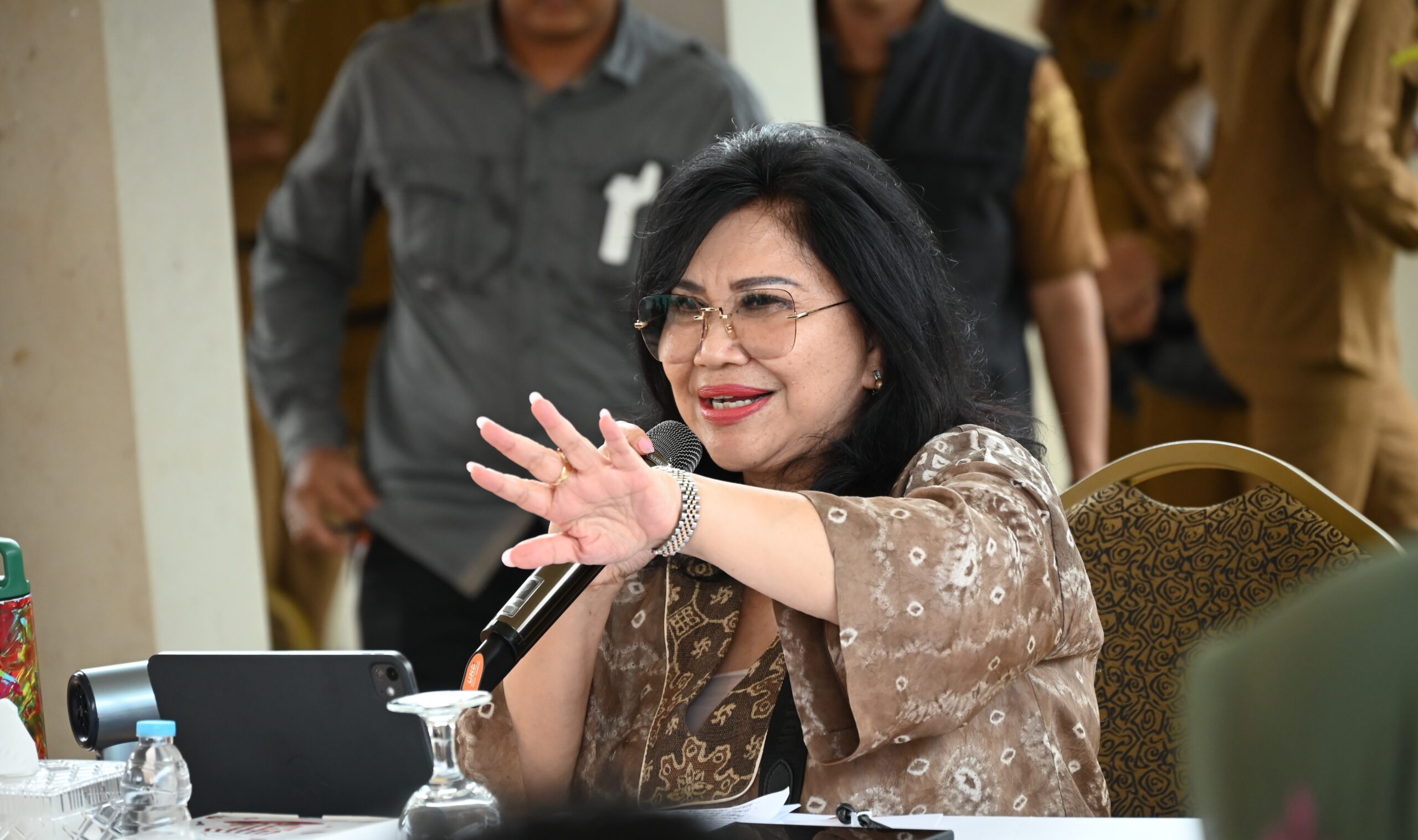 Wakil Ketua Komisi VII DPR RI, Evita Nursanty saat melakukan kunjungan lapangan ke Sentra Songket Tuan Kentang, Palembang, Sumatera Selatan, Selasa (02/12/2025). Foto : Ya/Andri.