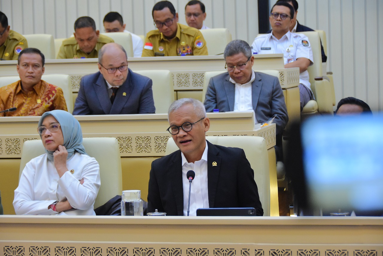 Wakil Ketua Komisi II DPR RI Aria Bima saat konferensi pers di Ruang Rapat Komisi II, Gedung Nusantara, DPR RI, Senayan, Jakarta, Senin (8/12/2025). Foto: Sari/vel.