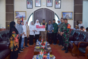 Ketua Tim Kunspek Komisi VIII, Lisda Hendrajoni, saat menyerahkan bantuan secara simbolis ketika meninjau Bencana di Kabupaten Pesisir Selatan, Sumatra Barat, sabtu (6/12/2025). Foto: Eno/vel