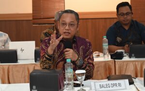 Anggota Baleg DPR RI, Deddy Yevri Hanteru Sitorus dalam pertemuan Kunjungan Kerja Baleg DPR RI tentang revisi Undang-Undang Kamar Dagang dan Industri (Kadin), di Kantor Kadin Jawa Timur, Kota Surabaya, Jumat (19/12/2025). Foto : aas/Andri.