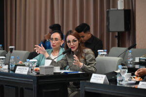 Anggota Komisi I DPR RI, Andina Thresia Narang, saat mengikuti Kunjungan Spesifik Komisi I DPR RI ke PT PINDAD (Persero) di Malang, Jawa Timur, Selasa (2/12/2025). Foto: Balggys/vel.