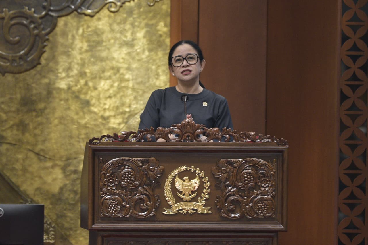 Ketua DPR RI Puan Maharani saat menyampaikan pidato penutupan Masa Persidangan II Tahun Sidang 2025-2026 di Ruang Rapat Paripurna, Senin, (8/12/2025). Foto: Munchen/vel.